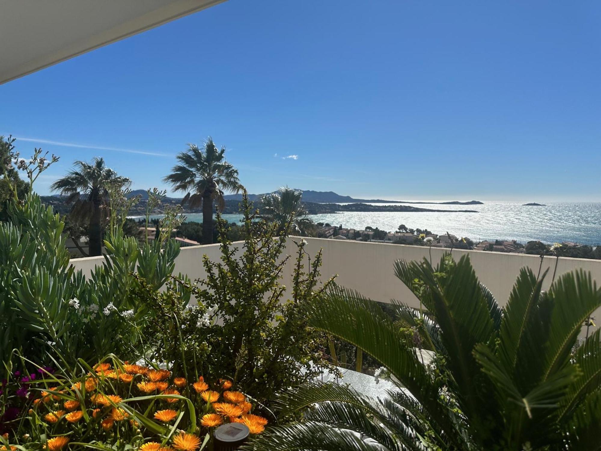 Superbe T2 44M2 - Grande Terrasse Vue Mer Panoramique Exceptionnelle Piscine - Parking Bandol Bagian luar foto